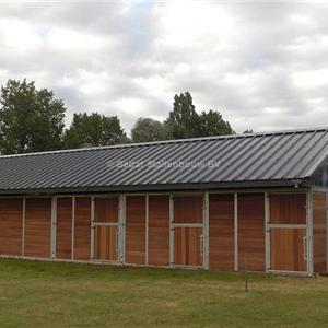 buitenstal met voedergang en uitschuifbare wanden