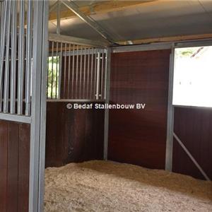 paardenstal met middengang