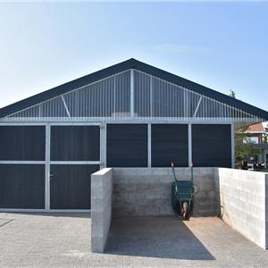 buitenstal stallen met garage en voedergang