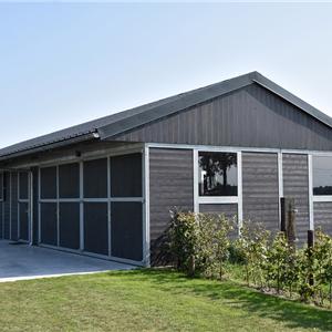 buitenstal stallen met garage