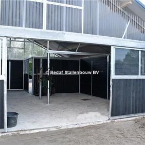 buitenstal met middengang