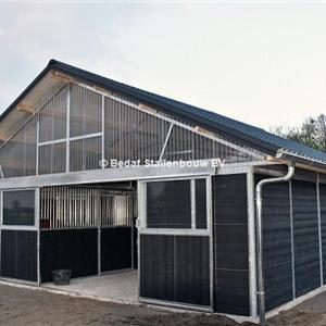 buitenstal met middengang