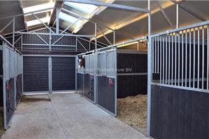 buitenstal met middengang