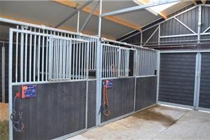 paardenstal met middengang