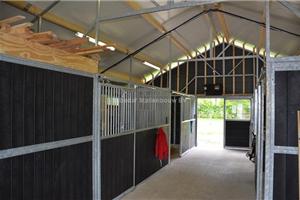 paardenstal met middengang