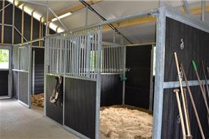 paardenstal met middengang