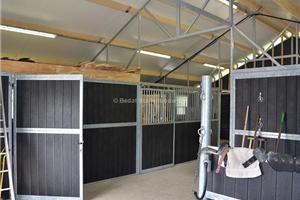 zadelkamer paardenstal met middengang