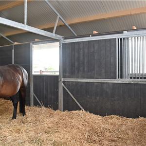 paardenstal met middengang