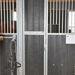 paardenstal met middengang