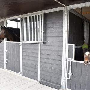 paardenstal met middengang