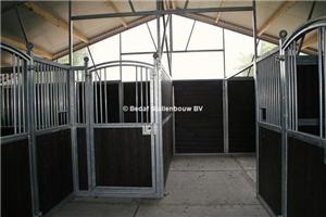 buitenstal met middengang