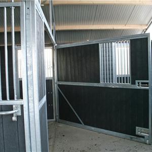 paardenstal met middengang