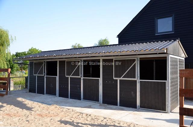 buitenstal afmeting 3x 3 mtr breed en 3 mtr diep